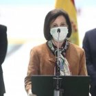 La ministra de Defensa, la socialista Margarita Robles - detrás, la presidenta autonómica y el alcalde de Madrid, ambos del PP