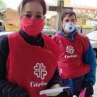 Voluntarios de Cáritas - sus empresas y talleres de economía social se están reinventando estos días