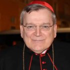 El Cardenal Burke mejora de salud, tras unos días en la UCI por COVID.