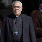 El arzobispo de Granada da algunas "indicaciones prácticas" que se pueden seguir en la diócesis
