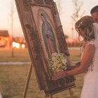 Muchas novias entregan su ramo a la Virgen María en su boda, pero hay otros gestos hermosos que se pueden añadir