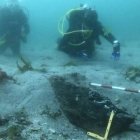 Investigadores de la embarcación medieval hallada en Ribadeo.
