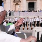 Francisco saluda a un grupo folclórico en su catequesis de miércoles, que dedicó al libro de Eclesiastés y la sed de justicia