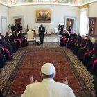 El Papa Francisco reunido con obispos de Mozambique en 2015