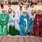 Sacerdotes samaritanos, con el Sumo Sacerdote, sin vara, en el centro - foto de Flavio Grynszpa, en Flickr y Wikipedia