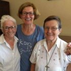 La madrugada de este miércoles, la hermana misionera comboniana María de Coppi (derecha) fue víctima del terrorismo islamista en Mozambique: una bala impactó en su cabeza mientras buscaba a los estudiantes de la misión.