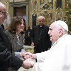 El presidente de la UCAM, José Luis Mendoza, y su esposa, María Dolores García, en el saludo al Papa Franciscoprevio a la audiencia privada que mantuvieron el pasado jueves.