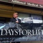 "Nunca te rindas. La perseverancia es clave para ganar la batalla. Dios responde las oraciones": es la consigna que el católico provida Dan Miller transmite a otros voluntarios "orantes" ante las clínicas abortistas.