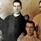 Santo Toribio Romo -en la imagen, junto a algunos miembros de su familia- decidió no seguir la Ley Calles durante la persecución a la Iglesia en México: lo pagó con su vida, que dedicó a difundir la fe sin miedo a los riesgos.