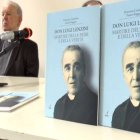 En primer plano, biografías del sacerdote mártir Luigi Lenzini, durante el acto de presentación de su beatificación, que tuvo lugar este sábado. Al fondo, el responsable de la ceremonia, el sacerdote Luigi Biagini.