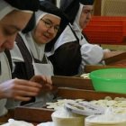 Unas carmelitas elaboran hostias en una comunidad en Paraguay... es una actividad común para religiosas de clausura