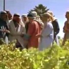 Llama a los jornaleros y págales el jornal.