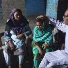 Saba, con sus padres ya en su casa tras haber logrado escapar de su secuestro y conversión forzosa al islam.