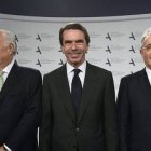 José María Aznar (centro de la imagen) y los expresidentes colombianos Pastrana (izquierda) y Uribe (derecha) son algunos de los firmantes de esta carta.