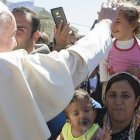 El Papa visitando refugiados en Lesbos en 2016... pronto volverá