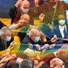 Obispos y miembros de la Asamblea Eclesial con una red de colores