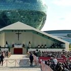El Papa preside una misa en la capital del país con motivo de su participación en el VII Congreso de Religiones.