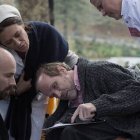 Escena de la película Lourdes, en que unos hospitalarios atienden lo que dice un peregrino enfermo