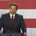 Ron de Santis se dirige a sus seguidores tras ser reelegido como gobernador de Florida con cerca del 60% de los votos.