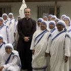 El padre Ignacio Amorós, con un grupo de misioneras de la Caridad, orden que ha sido fundamental en su vida