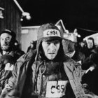 La novela de Alexandr Soljenitsin 'Un día de la vida de Ivan Denisovich' fue llevada al cine en 1970, bajo la dirección de Caspar Wrede y con Tom Courtenay (en el centro de la imagen) como Ivan Denisovich.