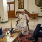 El Papa entrevistado para ABC por su director, Julián Quirós, el corresponsal Martínez-Brocal y el fotógrafo Matías Nieto