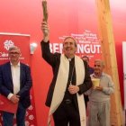 Javier Vilanova, obispo auxiliar del Arzobispado de Barcelona, bendice el nuevo local de Cáritas en Cornellá que atenderá a cerca de 7.000 personas.