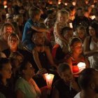 Procesión con velas en Lourdes - una escena del emotivo documental  sobre Lourdes en los cines españoles