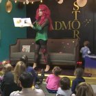 En Estados Unidos, el lobby LGTBI adoctrina a niños de muy corta edad confundiéndoles sobre su identidad sexual con la complicidad de los colegios y el sorprendente consentimiento de algunos padres. Foto: captura PBS News Hour.