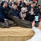 Francisco bendice la escultura 'Refugio' de Timothy Schmalz, regalada a la Familia Vicentina para animar su labor por las personas sin hogar.