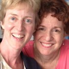 Denise (izquierda de la imagen) y Donna, hermanas del padre Longenecker.