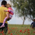 El hombre tiene un papel propio en la familia cargado de  protección, esfuerzo, sacrificio. Las formas específicas de la masculinidad son tan necesarias como las de la feminidad. Foto: Juliane Liebermann / Unsplash.