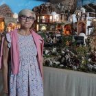 Mari Carmen Núñez muestra el belén de Rubiá, 20 años de trabajo, a la revista La Antorcha.