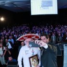 Durante el desarrollo del CPAC, Eduardo Verástegui (derecha), entregó al expresidente de Polonia Lech Walesa un sombrero "charro" y un marco con las imágenes de San Juan Pablo II y la Virgen de Guadalupe.