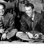 Frank Capra, en la pausa de un rodaje junto con James Stewart, el actor que, junto con Gary Cooper, mejor encarnó los principios que el director quiso transmitir con su cine.