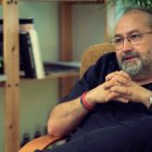 Jordi Cabanes es historiador y tiene ocho hijos -seis biológicos y dos acogidos. Desde hace casi dos décadas comparte su vida con otras ocho familias en un pueblecito de Cataluña, acogiendo junto a su mujer a todo el que lo necesita.