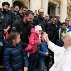 El Papa Francisco saluda a unos niños durante su audiencia y catequesis del miércoles
