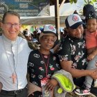 Obispos colombianos y venezolanos visitan a los migrantes en Necoclí y pìden acción de las autoridades