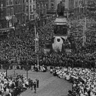 Congreso Eucarístico de Dublín en 1932, en una captura de la filmación de British Paté y el Irish Film Institute titulada 'Un millón de personas de rodillas durante el culto', en referencia a la procesión del Santísimo.