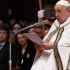 Francisco, durante la canonización de Mama Antula, con el presidente de Argentina Javier Milei presente en la ceremonia (en la foto, a su izquierda).