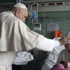 Francisco en una foto de marzo visitando niños ucranianos heridos en la guerra en el hospital Bambino Gesù de Roma