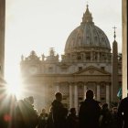 Los edificios vaticanos y la gente, dos aspectos de la Iglesia - foto de Josh Applegate para Unsplash