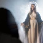 Apariciones de la Virgen de la Medalla Milagrosa en una recreación de la EWTN para Miracle Hunter