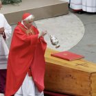 Otro de los grandes hechos singulares tendrá lugar el cinco de enero a las 9:30 de la mañana. Cuando el Papa Francisco presida el funeral, que no será de Estado, en la plaza de San Pedro de Benedicto XVI.