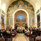 Oración en el santuario de la Medalla Milagrosa en la Rue du Bac de París.