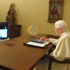 En diciembre de 2011 Benedicto XVI encendió las luces navideñas de Gubbio, lejos de Roma, con una tablet AndroidSony... ningún Papa hizo eso antes
