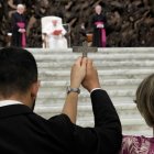 Una pequeña cruz de hierro preside el hogar, es la única 'arma' contra la incertidumbre del comer, del vestir... del desánimo o de los muchos peligros que acechan al barrio.