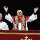 El cardenal Ratzinger, recién elegido Papa el 19 de abril de 2005.