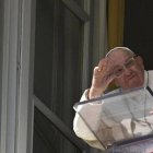Francisco saluda a los fieles congregados en la Plaza de San Pedro para el Ángelus. Foto: Vatican Media.