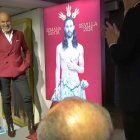 Salustiano García, junto al cartel de la Semana Santa de Sevilla 2024 en el día de su presentación, el pasado 27 de enero. El encargo es obra del Consejo General de Hermandades y Cofradías de Sevilla. Imagen: captura 101TV Sevilla.